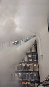 Εγκατάσταση συστήματος αντικλεπτικής ομίχλης σε κατάστημα από την TigerSafes, μηδενική ορατότητα για την αποτροπή διάρρηξης.